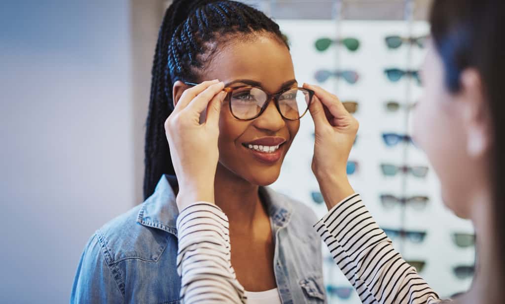 L'opticien est le professionnel de la vision qui vous aidera à faire le bon choix en fonction de vos besoins et de la morphologie de votre visage. © Flamingo Images, Adobe Stock