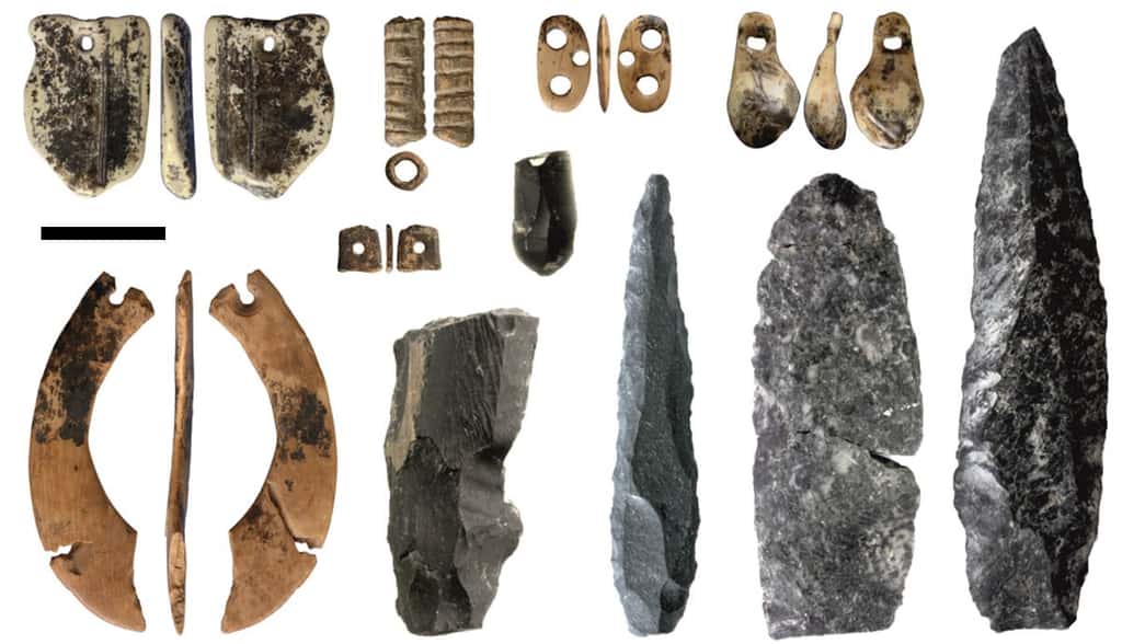 Objets retrouvés dans la grotte de Denisova, datés de 35.000 à 50.000 ans. La barre représente 1 cm. © IAET SB RAS, Sergei Zelenski, université de Wollongong