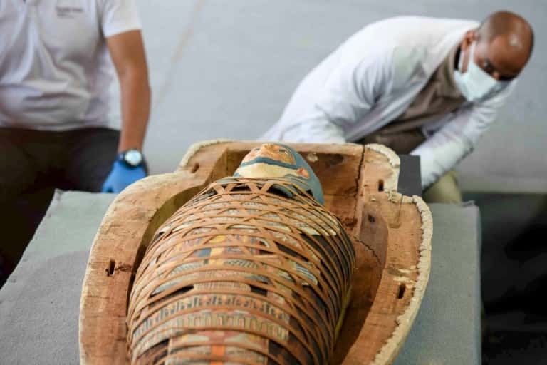 Des archéologues ouvrent un sarcophage découvert à Saqara, lors d'une cérémonie le 14 novembre 2020. © Ahmed Hasan, AFP
