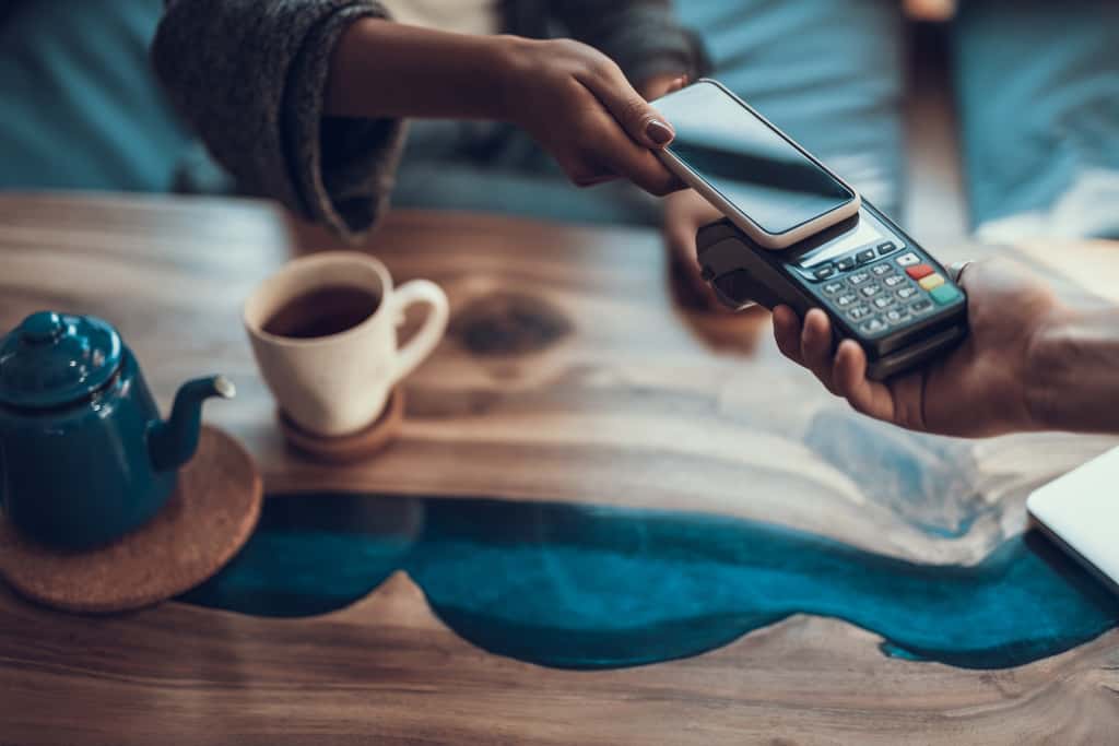  Le paiement sans contact fonctionne avec un smartphone si les coordonnées du propriétaire sont enregistrées sur une application mobile dédiée comme Apple Pay ou Samsung Pay. © Yakobchuk Olena, Adobe Stock