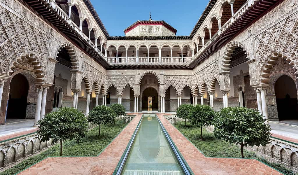 Alcazar de Séville, cour des Demoiselles ; palais islamique primitif du VIII<sup>e</sup> siècle devenu palais royal dans les années 1250. © Wikimedia Commons, domaine public