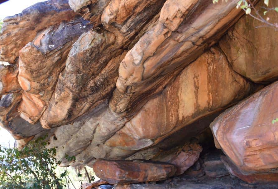 Cet abri sous roche du nord-est de Kimberley, en Australie, abrite la plus ancienne œuvre d’art pariétal australienne. © Damien Finch 