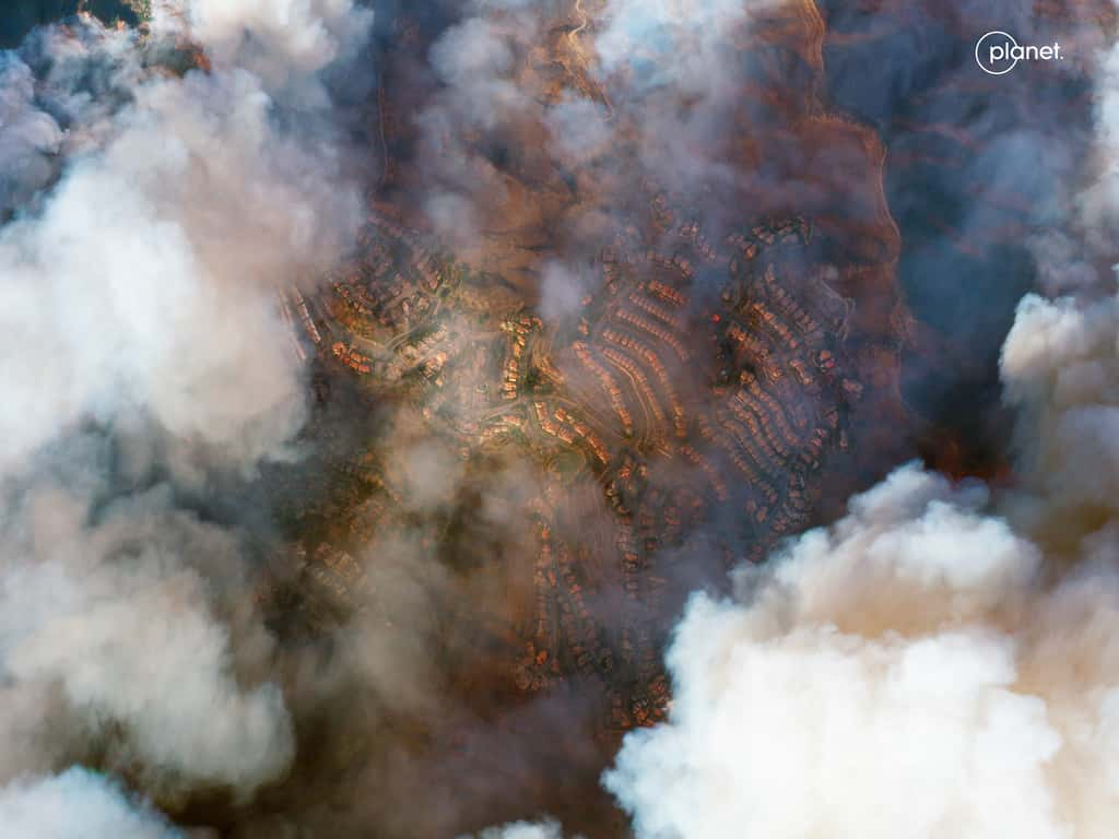 Cette image satellitaire en vraies couleurs a été acquise par un satellite SkySat de Planet. Avec une résolution de seulement 50 centimètres, elle permet de voir des détails de 1 à 1,5 mètre. Elle révèle surtout l'ampleur des dégâts causés par l'incendie. © Planet Labs PBC