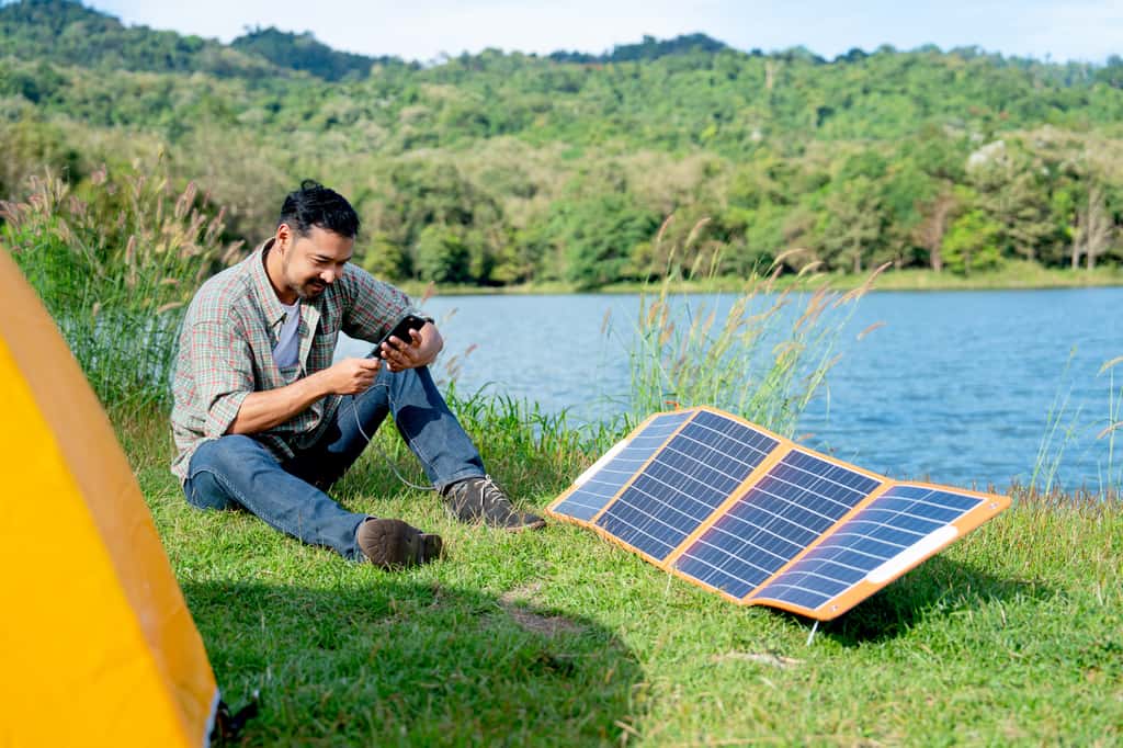 Une fois déplié et exposé au soleil, le panneau solaire portable peut recharger vos appareils. © Narong, Adobe Stock
