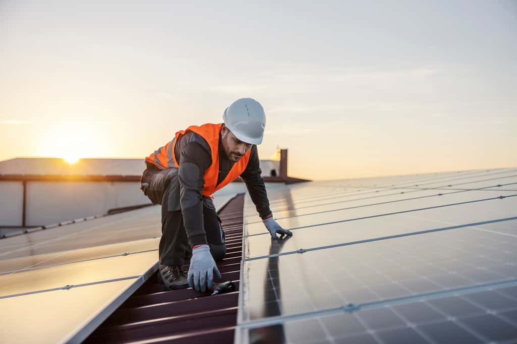 L'installation de panneaux solaires sur le toit de son habitation est une solution pour produire sa propre électricité. © Dusanpetkovic1, Adobe Stock