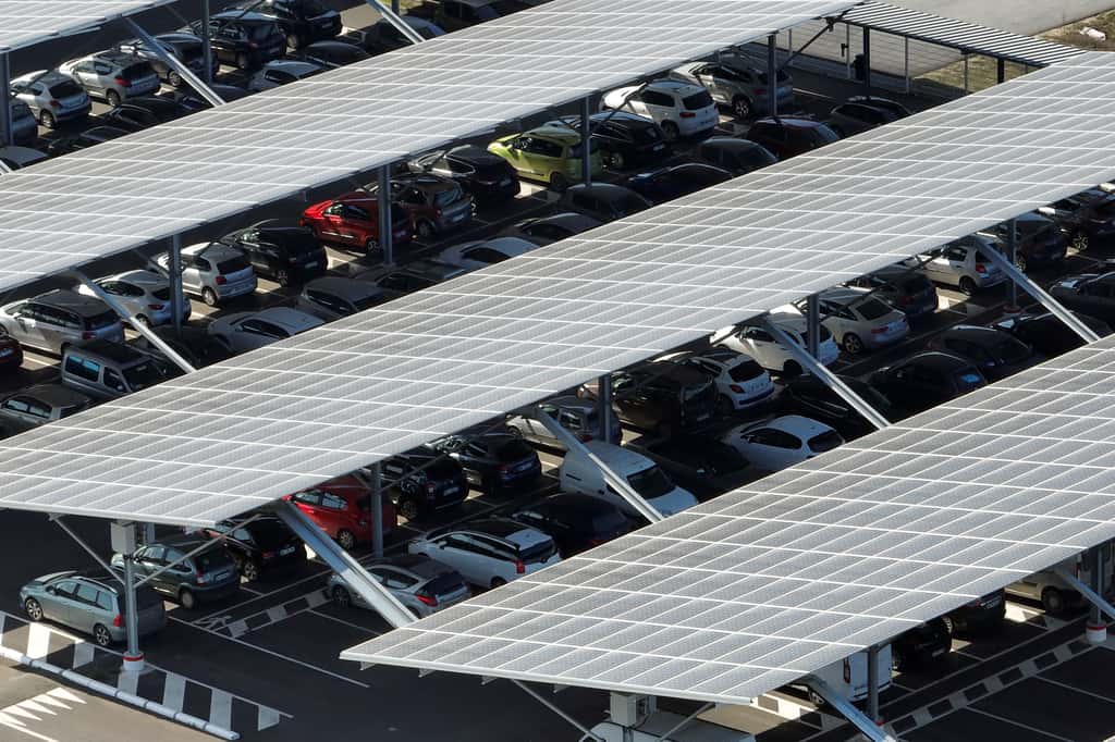 Les ombrières photovoltaïques devront équiper les parkings de 500 m<sup>2 </sup>offrant ainsi de l'énergie renouvelable, en plus de l'ombre aux véhicules et une protection contre les intempéries. © bilanol, Adobe Stock
