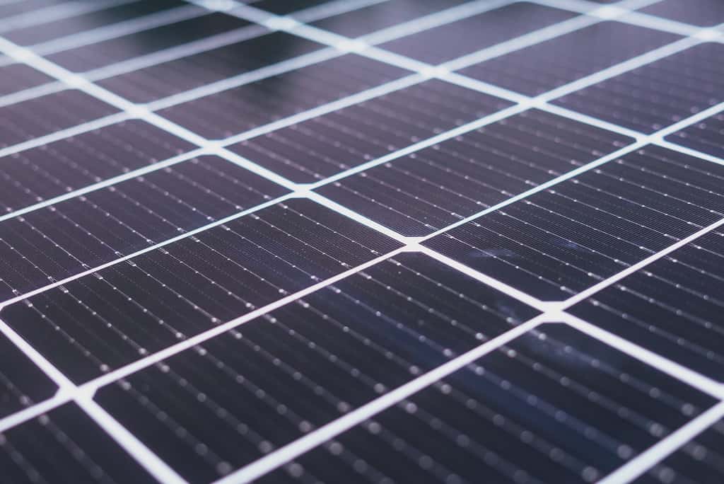 Les composants usagés des panneaux solaires photovolatïques sont en grande partie récupérables et leur recyclage permet de les réintroduire dans un nouveau cycle de fabrication. © Los Muertos Crew, Pexels