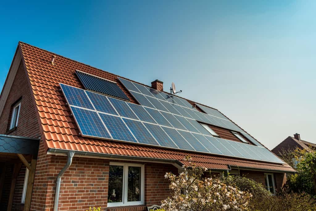  Pour installer des panneaux solaires, il faut respecter certaines conditions comme l'orientation et l'exposition du toit. © Diyanadimitrova, Adobe Stock