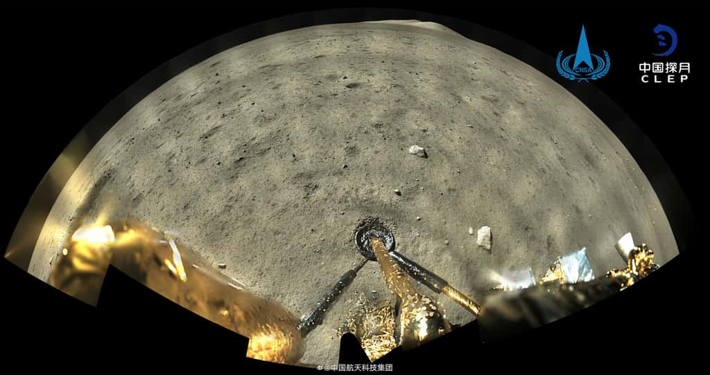 Un panorama spectaculaire pris à la surface de la Lune depuis le site d'atterrissage de Chang'e 5 dans l'Océan des Tempêtes. Image en haute résolution <a href="https://weibo.com/5386897742/JwCDRjkmU?type=comment#_rnd1606908931099" target="_blank">ici</a>. © CNSA