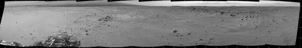 Panorama acquis le 27 août avec à gauche le mont Sharp et sur la droite les remparts du cratère Gale. On aperçoit également les dunes sombres que longera Curiosity avant d'atteindre le pied du mont Sharp. © Nasa, JPL