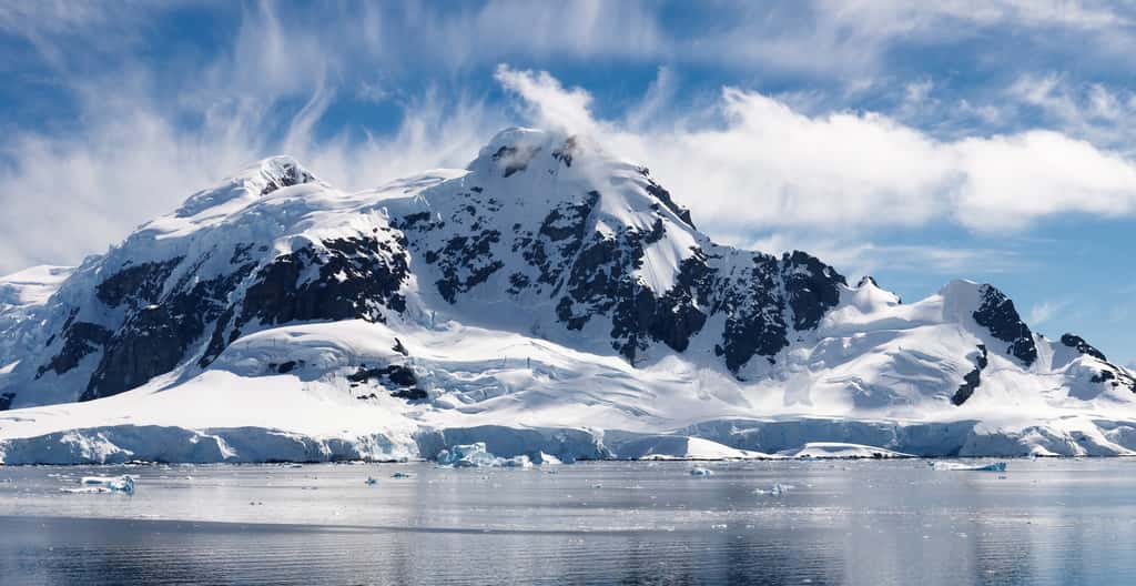 En les regardant du ciel, les scientifiques ont découvert que les glaciers de la péninsule antarctique accélèrent leur écoulement. Et plus encore l’été. © Patrick Poendl, Adobe Stock
