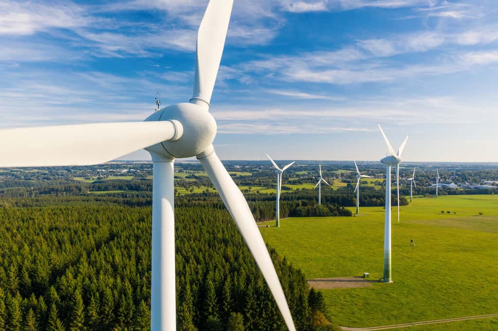 En France, la capacité de production de l'éolien terrestre représente 18.310 MW. Une production qui devrait être de 35.600 W à l'horizon 2028 si les objectifs fixés dans le programme pluriannuel de l'énergie sont respectés. En revanche, l'éolien offshore est à la traîne. Pour la même période, il devrait être de seulement 5.200 W. © engel.ac, Adobe Stock