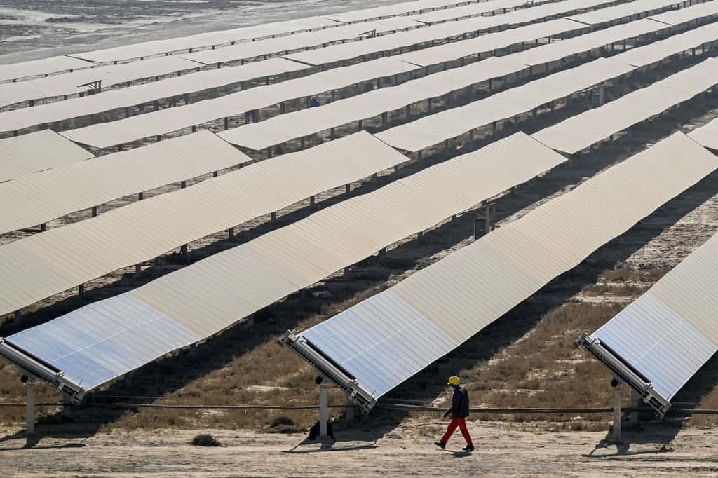  En Inde, ce vaste projet d'énergie renouvelable en construction sera le plus grand le parc solaire au monde. © Punit PARANJPE, AFP