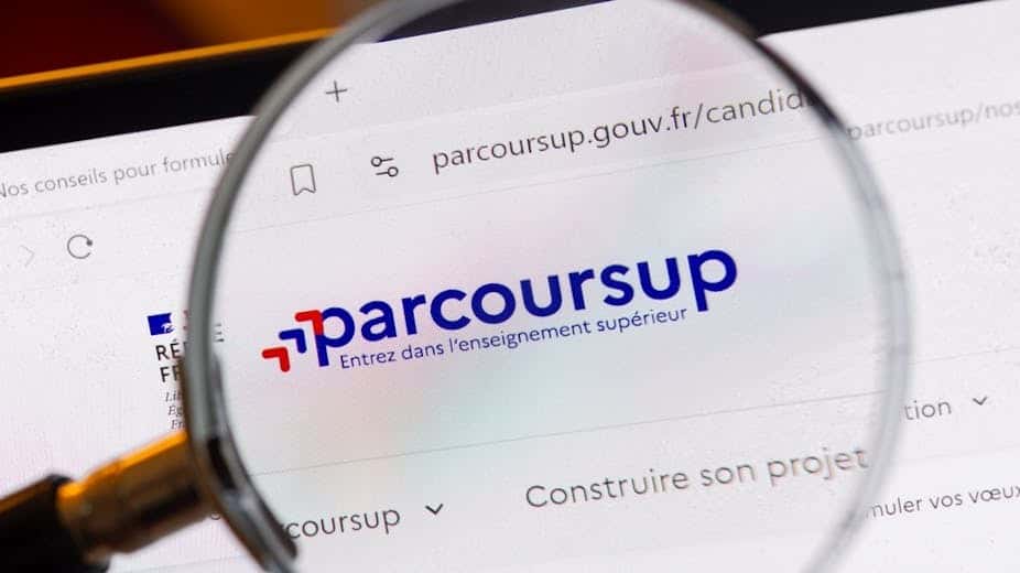 Les étudiants qui souhaitent se réorienter après une première année d’université doivent, eux aussi, passer par la plateforme Parcoursup. © Shutterstock