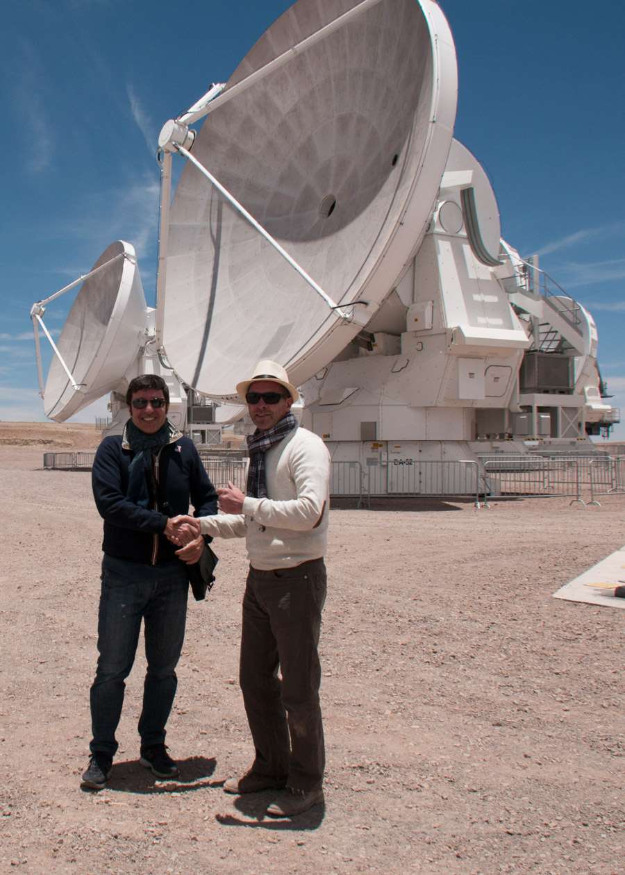 Vincenzo Giorgio (Thales Alenia Space, à gauche) nous a ouvert les portes d'Alma et fait visiter cet observatoire hors normes. © Rémy Decourt