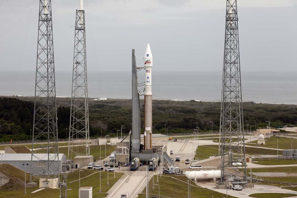 Le lanceur Atlas V sur son pas de tir de Cap Canaveral. Pour être effectué dans les conditions les plus favorables, le lancement vers Mars doit avoir lieu avant le 20 décembre. © Nasa