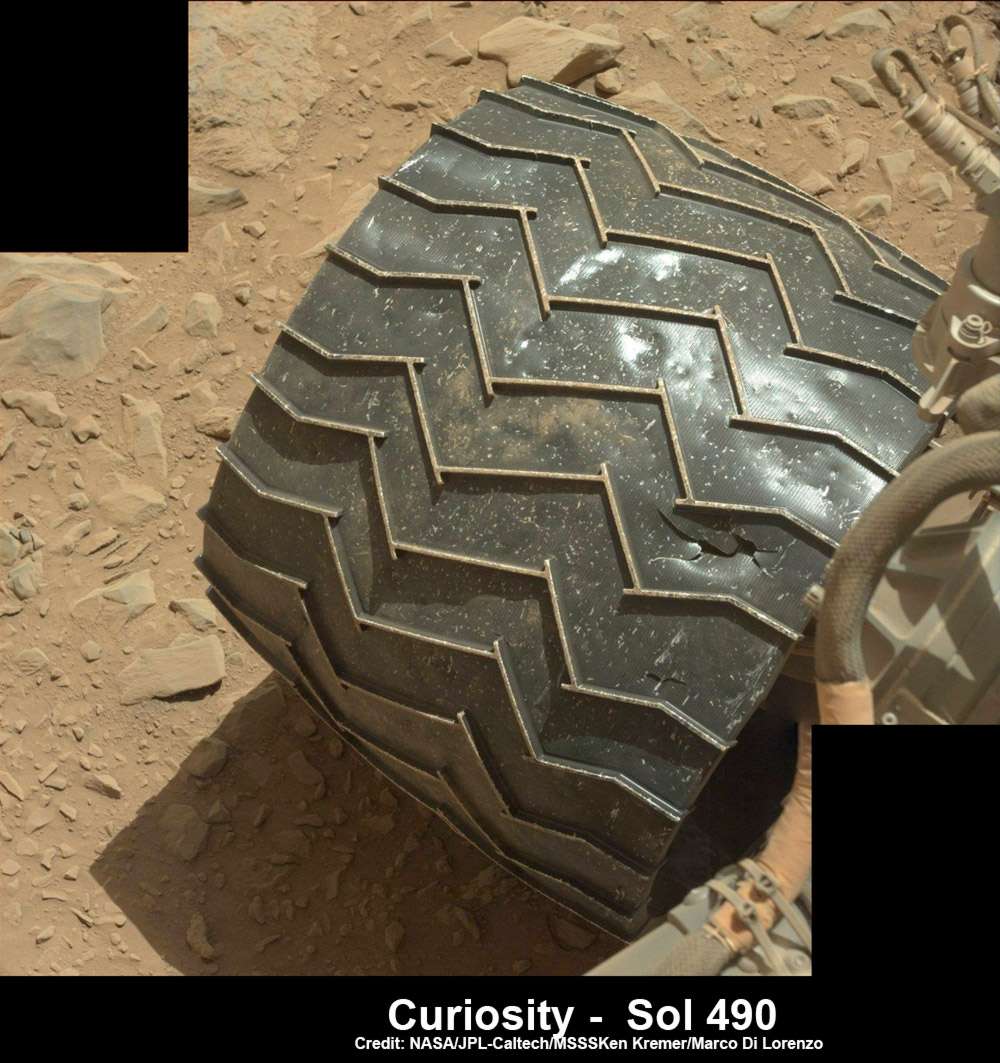 Avant de décider d'un itinéraire de remplacement pour Curiosity, la Nasa va examiner avec attention chaque roue du rover. Les roues ont été conçues pour rouler de façon normale même si elles sont cabossées ou ont des trous. Toute la difficulté est de déterminer dans quelle proportion ces dégradations pourraient être un frein à la locomotion de l'engin. © Nasa, JPL