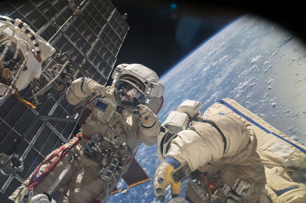 Deux astronautes en sortie extravéhiculaire en novembre 2013. La dose de rayonnements est mesurée en sieverts (Sv) ou millisieverts. Il s’agit d’une unité de mesure évaluant la quantité de radiation absorbée par les tissus humains. © Nasa