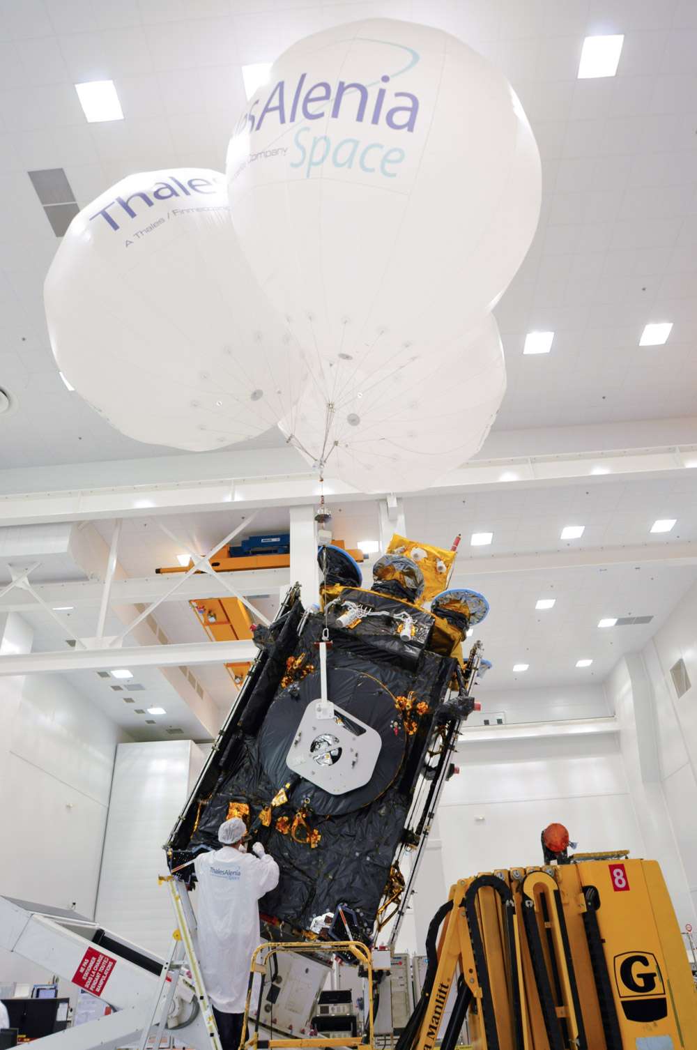 Le satellite Athena-Fidus dans les locaux cannois de Thales Alenia Space (en novembre 2013) pour d'ultimes vérifications et la préparation de son transfert vers la base de lancement. © Rémy Decourt