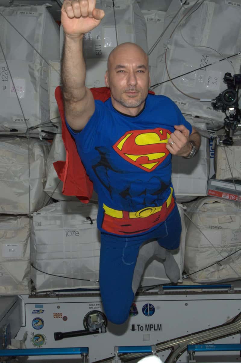 Superman dans l'espace. Les équipages de l’ISS savent aussi se détendre. Luca Parmitano a enfilé le justaucorps du célèbre héros à l’occasion d’Halloween. « Superman » est de retour sur la terre ferme depuis lundi. © Nasa