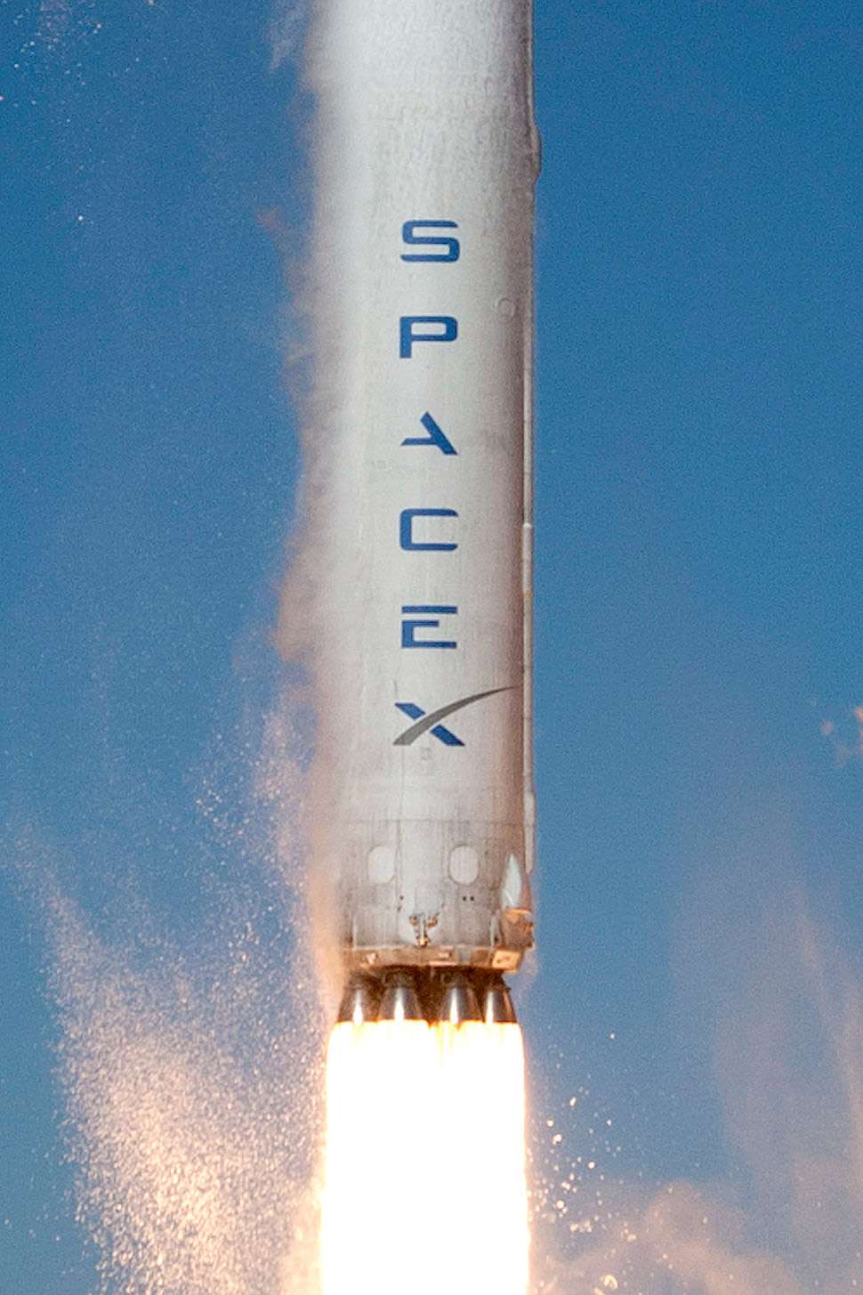 Le vol inaugural du Falcon 9 v1.1 en septembre 2013 a lancé le satellite canadien Cassiope d'étude de l'environnement spatial et trois charges utiles secondaires. © SpaceX