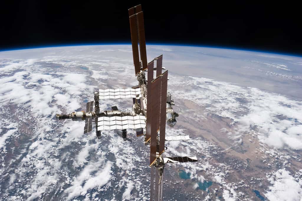La Station spatiale internationale vue de profil. Elle restera en service jusqu’en 2024 au minimum. © Nasa