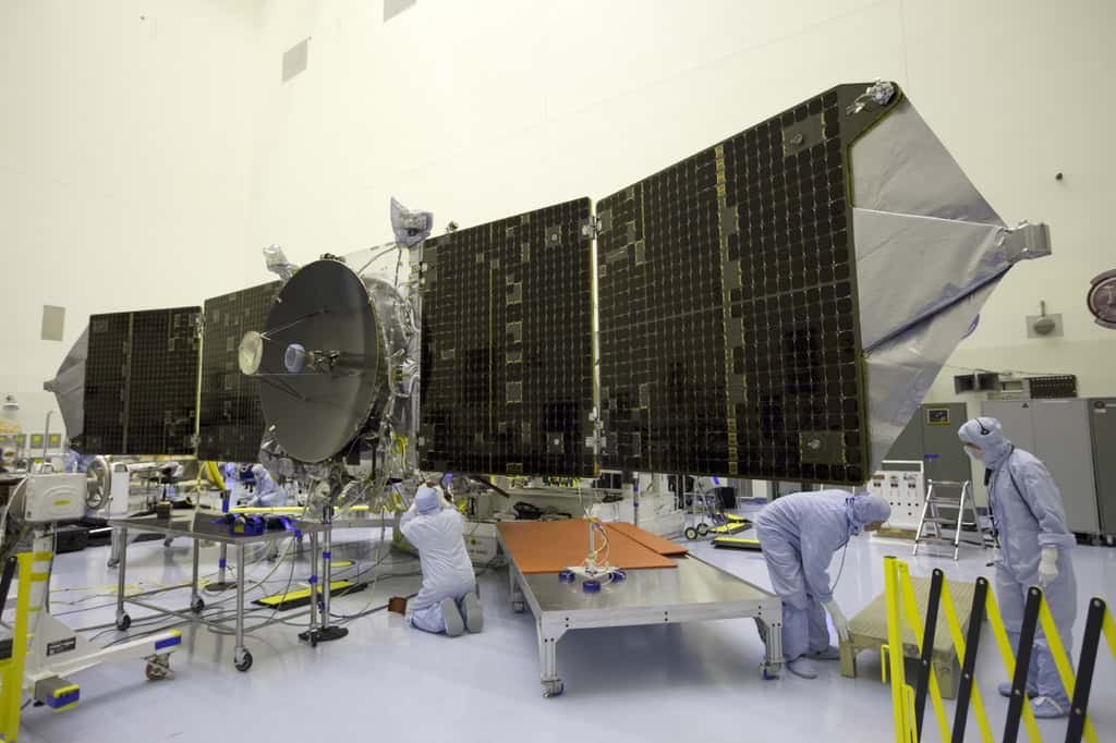 Les 11 mètres de la sonde Maven, avec ses panneaux solaires déployés et son antenne grand gain utilisée pour communiquer avec la Terre. © Nasa