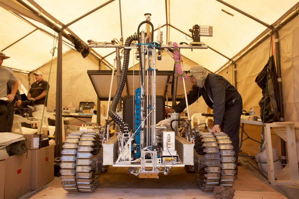 Le rover Artemis sur lequel est installée la suite d'instruments américano-canadienne Resolve. Si la Nasa prévoit de l'envoyer sur la Lune en 2018, elle a également en projet d'envoyer un certain nombre de ces instruments sur Mars en 2020. © CSA, Nasa