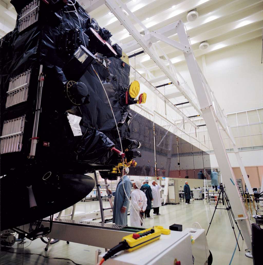 Essais de déploiement des panneaux solaires de la sonde Rosetta dans les locaux techniques de l'Agence spatiale européenne de l'Estec (Pays-Bas, mars 2002). Ces panneaux solaires ont une envergure d’environ 30 mètres. © Esa