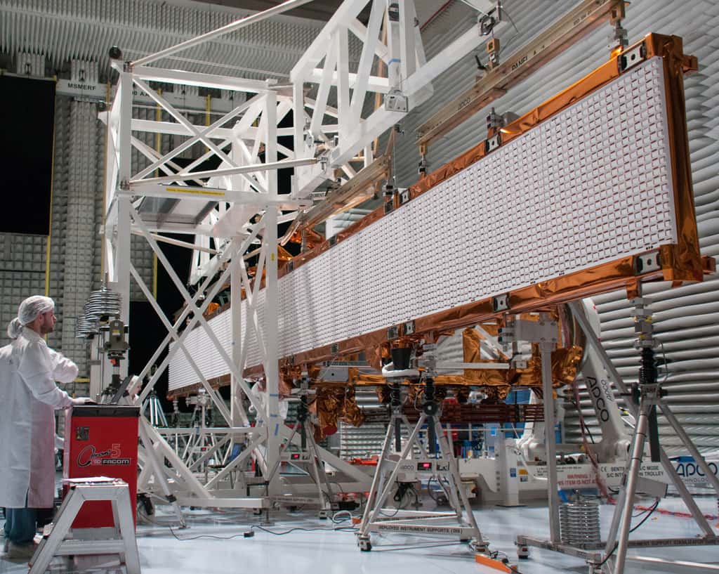 D’une masse de 930 kg, le radar de Sentinel 1 (2,2 tonnes) est porté par des pieds et soutenu par contrepoids (structure blanche), de façon à ne pas faire chuter le satellite au sol. © Rémy Decourt