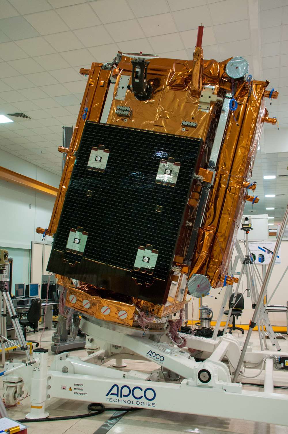 Le satellite Sentinel 1A avec son radar replié sur chaque côté. Remarquez, en haut et à gauche, le mécanisme de déploiement. Au premier plan, en noir, un des deux panneaux solaires. © Rémy Decourt