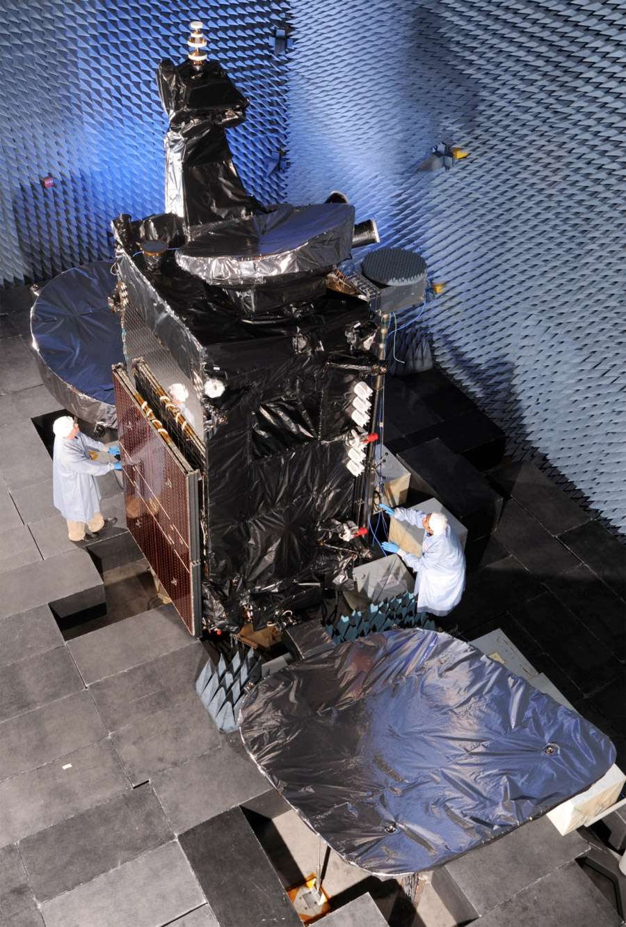 Le satellite Thaicom 6 est ici dans une salle anéchoïque pour y subir des essais de compatibilité électromagnétique. © Orbital Sciences