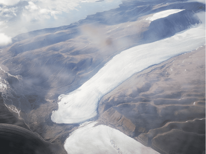 Paysages glaciaires de l'île Axel Heiberg (archipel arctique canadien) montrant des paysages glaciaires typiques (glaciers) et atypiques (canaux sous-glaciaires, en bas à droite) © A. Grau Galofre