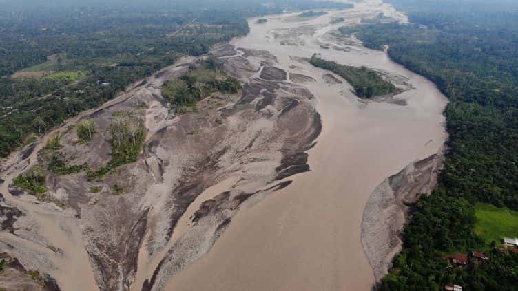 La rivière Coca pollué par la fuite de pétrole, en Équateur, le 1<sup>er</sup> février 2022 © Cristina Vega Rhor, AFP