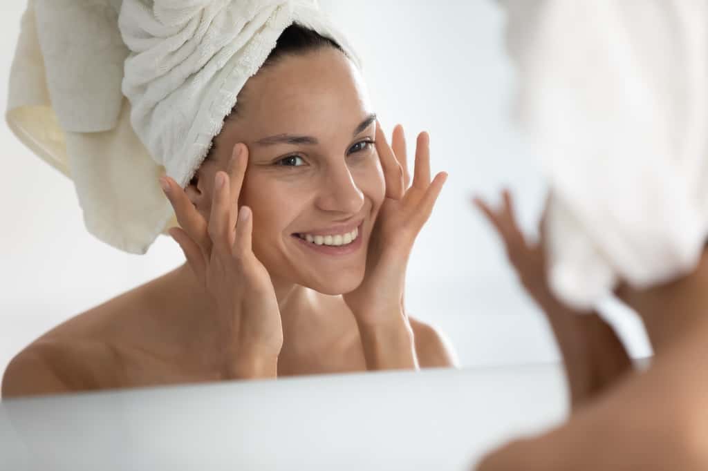 Prendre soin de sa peau naturellement au quotidien améliore durablement son aspect naturel. © Fizkes, Adobe Stock