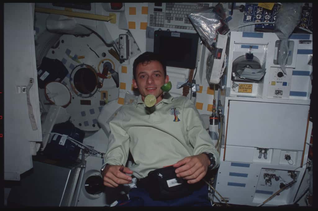 L'astronaute Pedro Duque lors de son premier vol à bord de la navette spatiale Discovery au cours de la mission STS-95. D'ailleurs, l'équipage comptait un certain John Glenn, le tout premier Américain à avoir fait un vol orbital. © Nasa