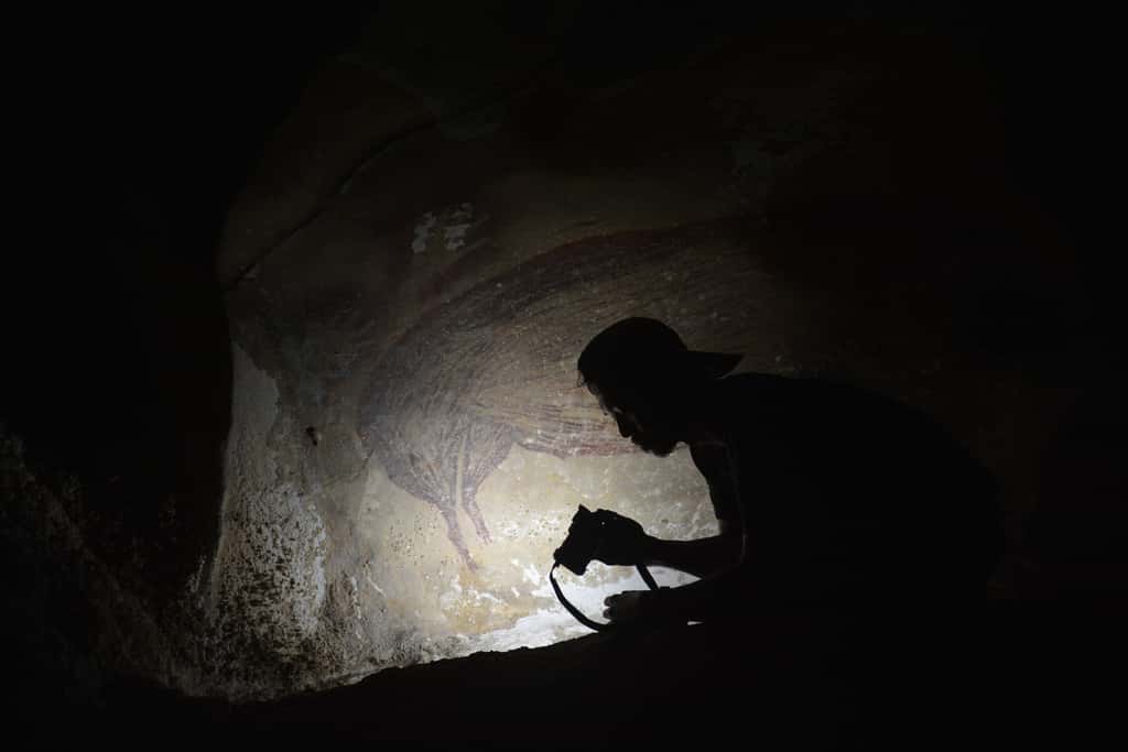 La datation d'un dessin dans la grotte de Leang Tedongnge. © AA Oktaviana