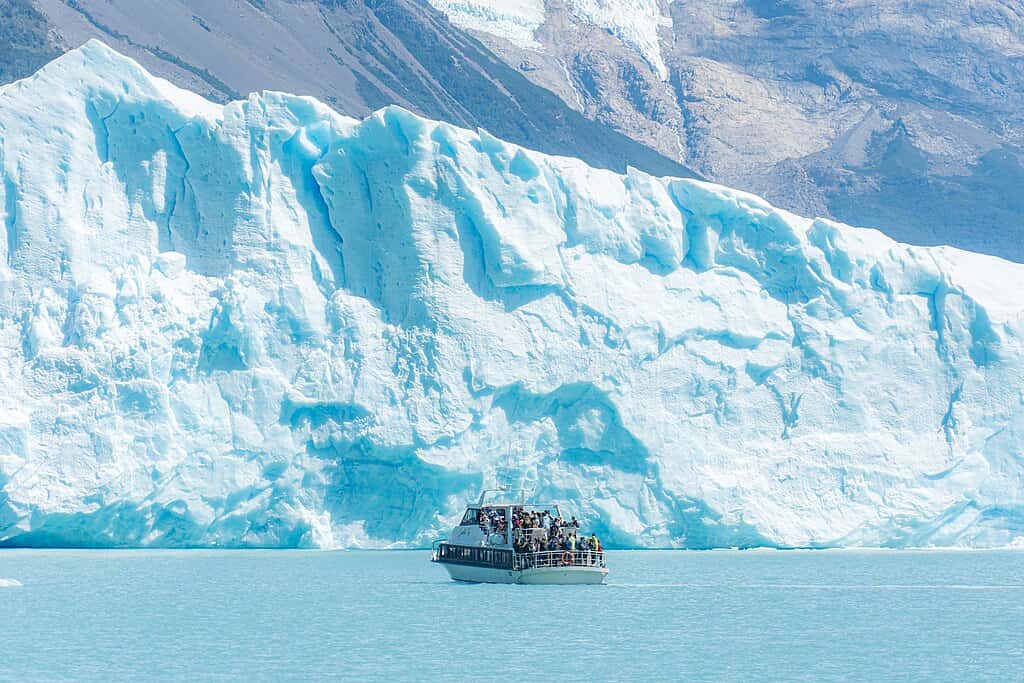 Les touristes peuvent faire des excursions en bateau proches du glacier. © Fernando, WikiCommons
