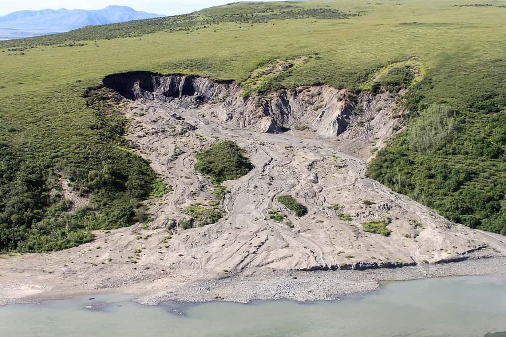 Le pergélisol désigne le sol de la toundra gelé pendant au moins deux années d'affilée. Outre les émissions de gaz à effet de serre, les conséquences de sa fonte incluent également des glissements de terrain (comme ici dans la Réserve nationale de Noatak en Alaska), l'effondrement des routes, le déracinement des arbres, etc. © NPS Climate Change Response, CC by 2.0