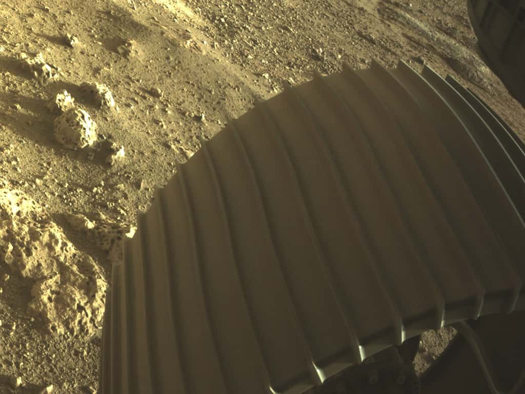 Cette image à haute résolution montre l'une des six roues du rover Perseverance. L'image a été prise par l'une des caméras couleur de Perseverance (Hazcams). © Nasa/JPL-Caltech