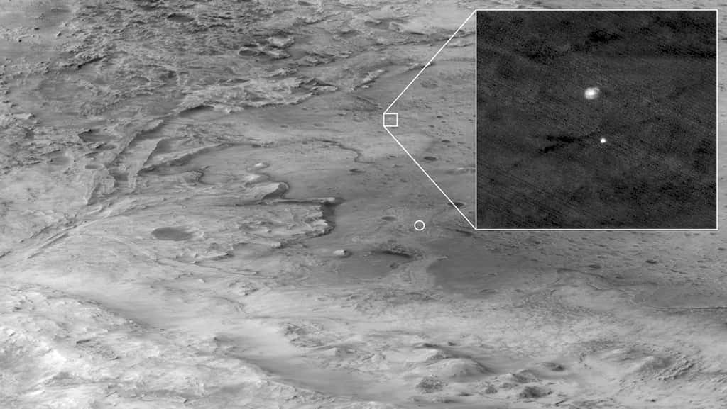 HiRise a capturé la descente vers Mars du rover Perseverance avec cette image à très haute résolution. Une ellipse indique où Persévérance a finalement atterri dans le cratère de Jezero. © Nasa/JPL-Caltech/<em>University of Arizona</em>