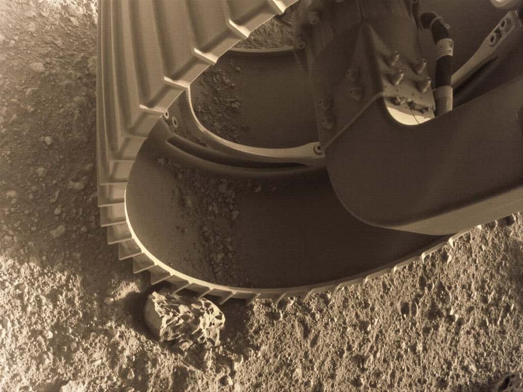  Cette photo  de Perseverance sur Mars a été colorisée par Jason Major. Elle a été capturée par les Hazcams droite et gauche du rover, qui lui permettent de détecter les obstacles comme les gros rochers. © Nasa/JPL-Caltech