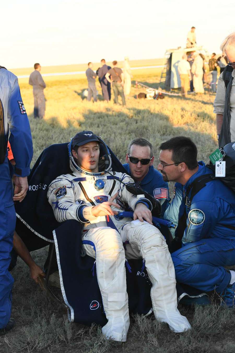 Thomas Pesquet, quelques minutes après son débarquement de la capsule Soyouz qui l'a ramené sur Terre. Il est en position assise pour éviter tout risque de perte de connaissance. © ESA, S. Corvaja