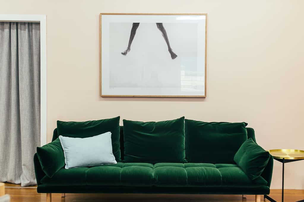 Un canapé en velours pour réchauffer votre intérieur © Rachel Claire, Pexels