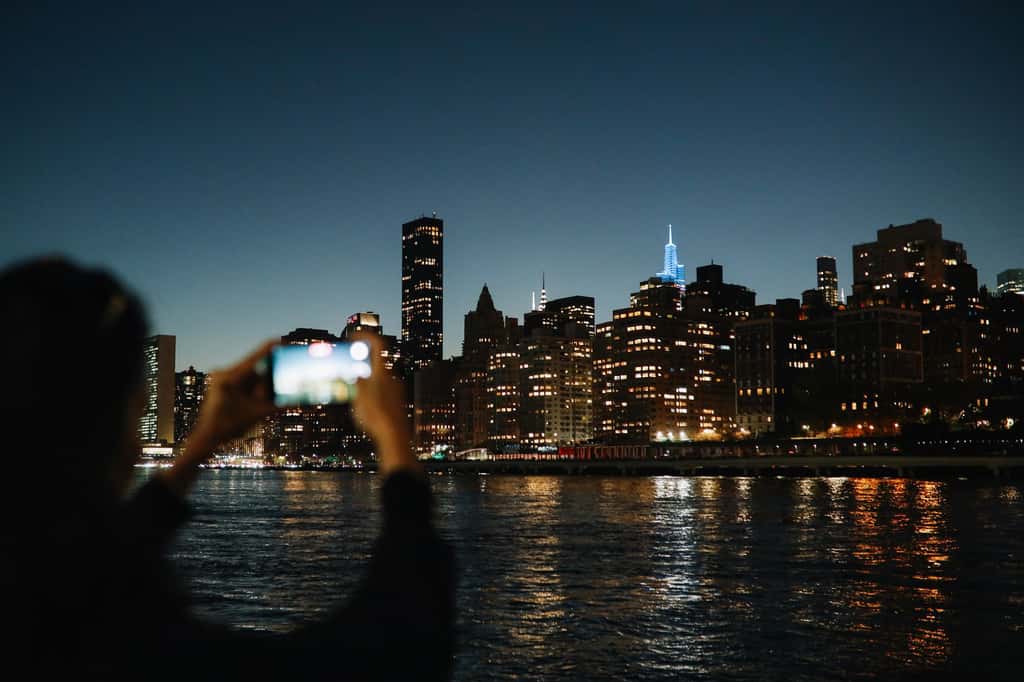 Il sera peut-être bientôt possible d'optimiser ses photos de nuit grâce à l'IA. Samsung compte créer un capteur photo de 600 mégapixels, supérieur à la vision de l’œil humain. © Samsung © lechatnoir, Getty Images
