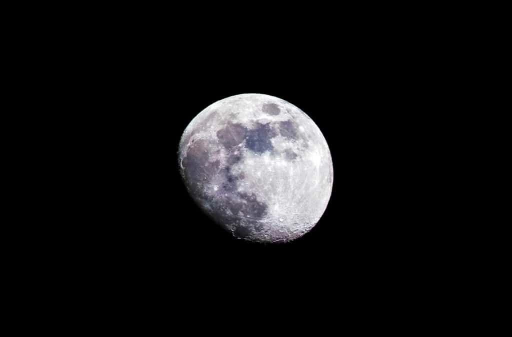 Sans être extrêmement complexe, une photo de la Lune demande quelques bases techniques. © Romain Roch