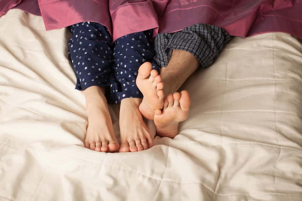 Le syndrome des pieds froids est souvent difficile à supporter… pour votre partenaire. © Shutterstock 