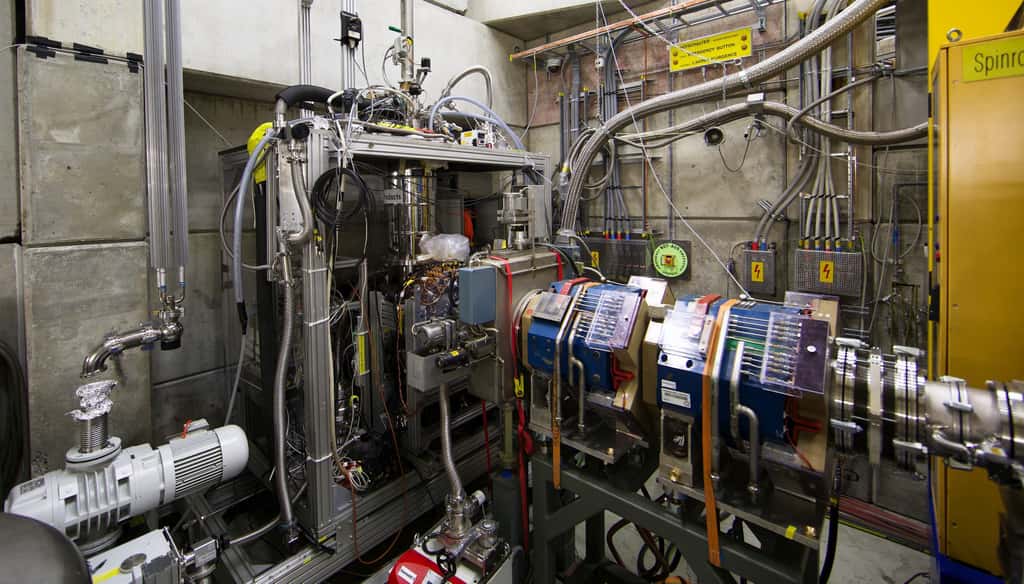 La collaboration PiHe utilise le cyclotron de l'Institut Paul Scherrer qui leur a fourni un faisceau de protons de la plus haute intensité au monde. Ce faisceau de protons a traversé une cible de carbone, produisant ainsi des pions négatifs. Ceux-ci sont transportés vers une cible contenant de l'hélium et que l'on voit sur cette image. Les atomes d'hélium pioniques ainsi synthétisés sont irradiés par un faisceau laser pulsé. Lorsque le laser est réglé sur une fréquence de transition caractéristique de l'atome, une résonance devait être observée si ces atomes existaient bien. © Masaki Hori, Asacusa Collaboration, Cern