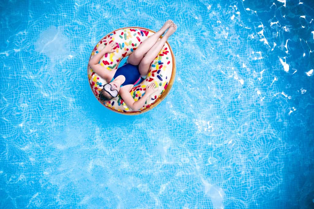  Les piscines en bois hors-sol sont appréciées pour leur durabilité et leur simplicité d'installation. © magdal3na, Adobe Stock