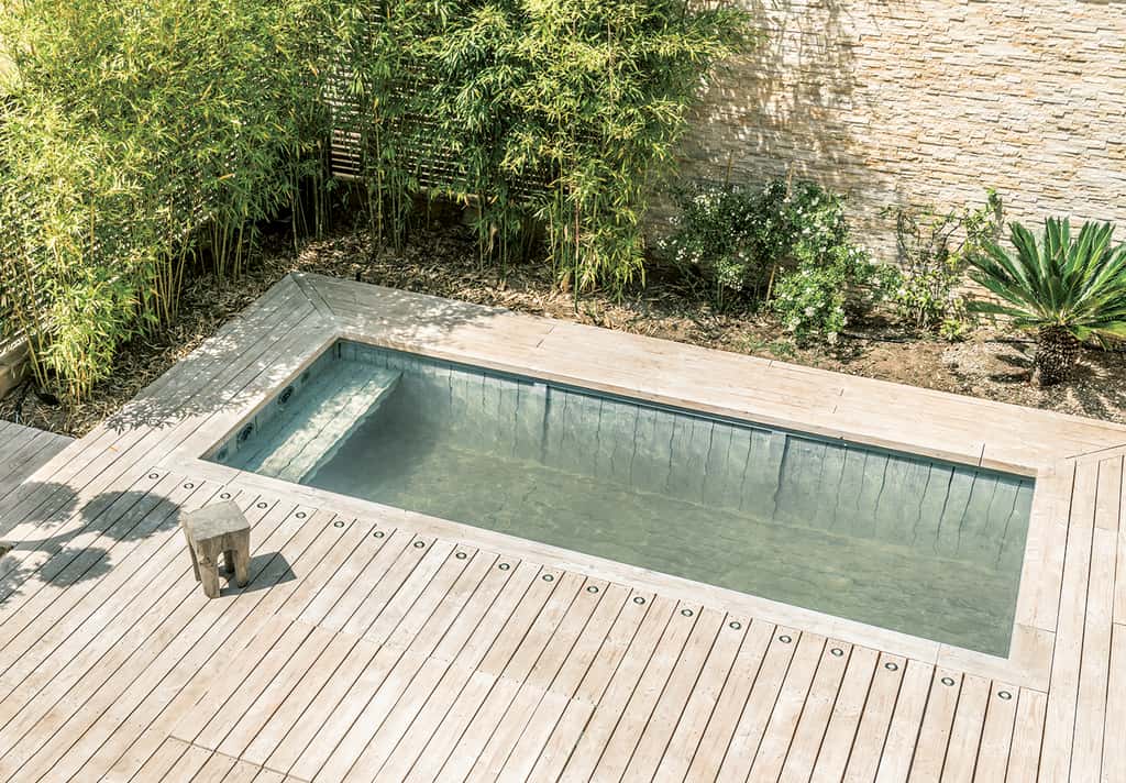 Conçues avec des modules d'un pas de 50 cm, les piscines en bois immergé répondent à tous les besoins et s'intègrent parfaitement à l'environnement. ©BioPoolTech